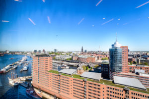 Im Foyer des großen Saals: Blick aus dem Panoramafenster